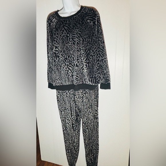Other - Secret Treasures Animal Print Lounge Set Gray Black Size L 12–14